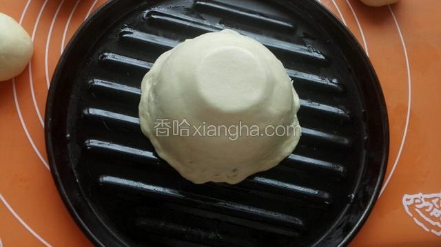 将其中大一点面团擀成圆片，盖在倒扣的小碗上，放在十寸圆形烤盘上！