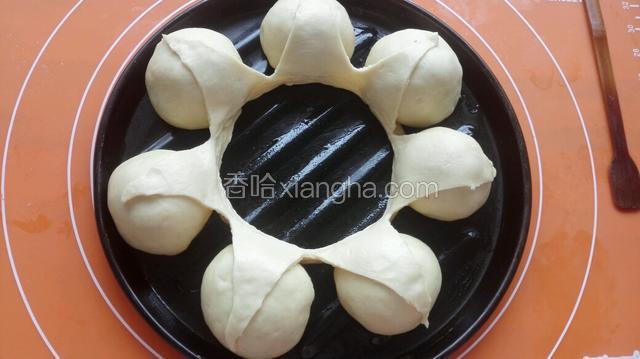 然后将小碗小心拿出，放烤箱三十度二次发酵2.5倍大，烤箱里放一碗开水来增加湿度