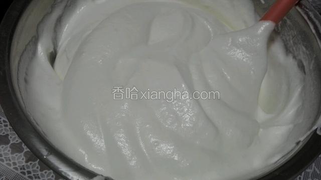 加入剩下的蛋白翻拌成细腻蛋糕糊！