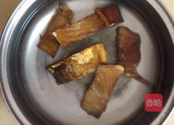 香辣腊鱼块的做法图解1