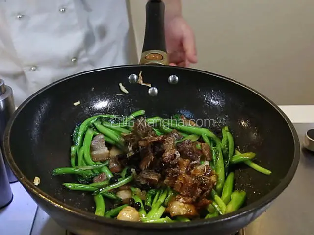 加入豆豉鲮鱼和菜心，翻炒均匀。