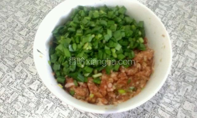 韭菜切末放肉馅盆里，用的时候在搅拌均匀