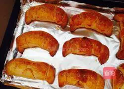 Illustration of how to make golden croissants 13