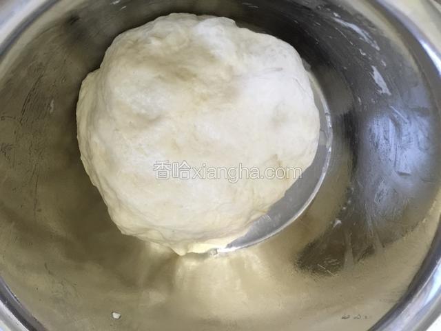 因面团较软，可以用手蘸点植物油揉成光滑的面团。