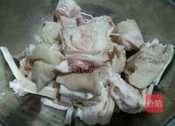 炖猪蹄的做法图解1