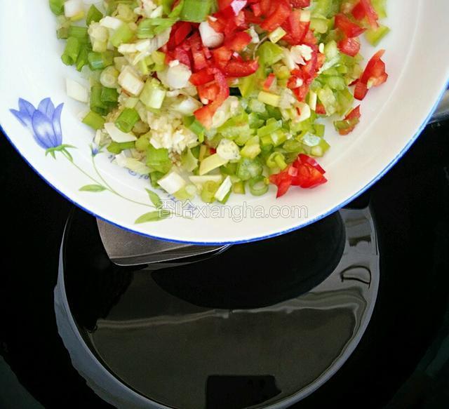 将锅里放入适量的油浇热后倒进步骤2的所有食材开小火翻炒均匀