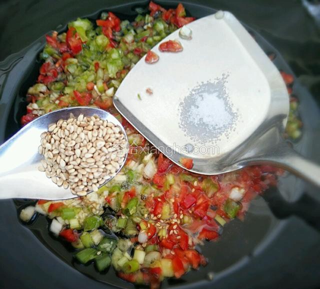 加入少许的盐和少许的熟芝麻翻炒均匀