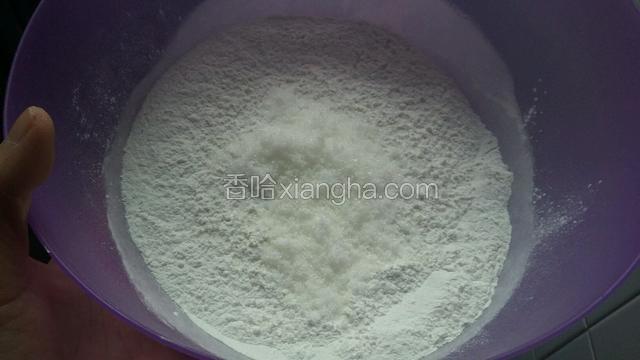 糯米粉，白糖承重，混合