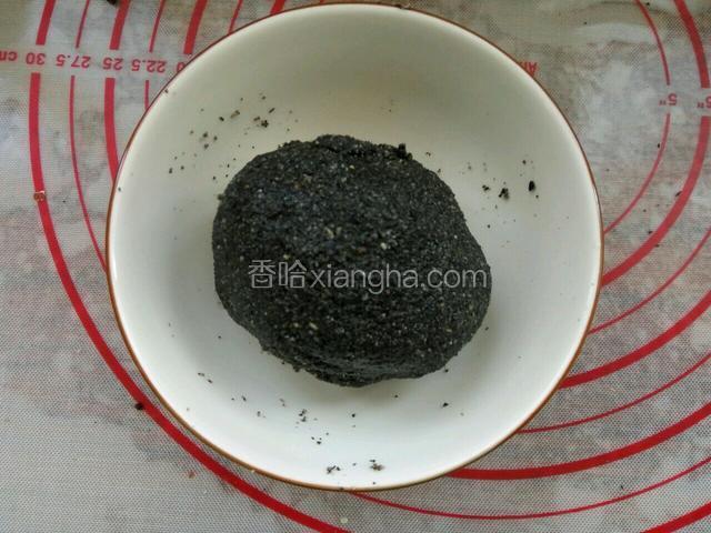 黑芝麻放烤箱160度烤一分钟，拿出来放入料理机打碎末，加入白糖和少许食用油拌匀揉成团备齐