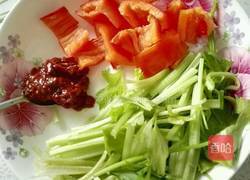 香干芹菜红椒炒回锅肉的做法图解4