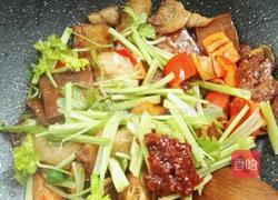 香干芹菜红椒炒回锅肉的做法图解5