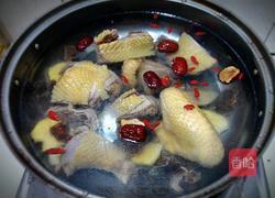 枸杞桂圆煲鸡汤的做法图解5