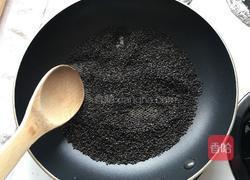 小猪芝麻汤圆的做法图解1