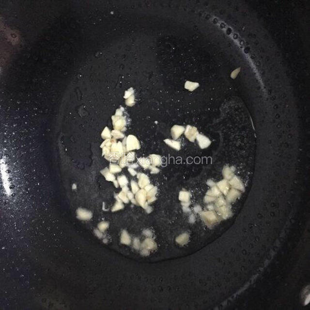 锅中倒入适量的油烧热后放入蒜头炒至爆香