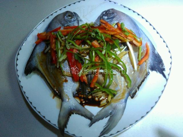 在鱼身上淋上色拉油和蒸鱼豉油
