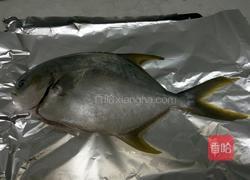 烤箱锡纸烤鲳鱼的做法图解1