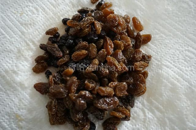 提前把葡萄干用朗姆酒泡软吸干水分。没有朗姆酒可省略。