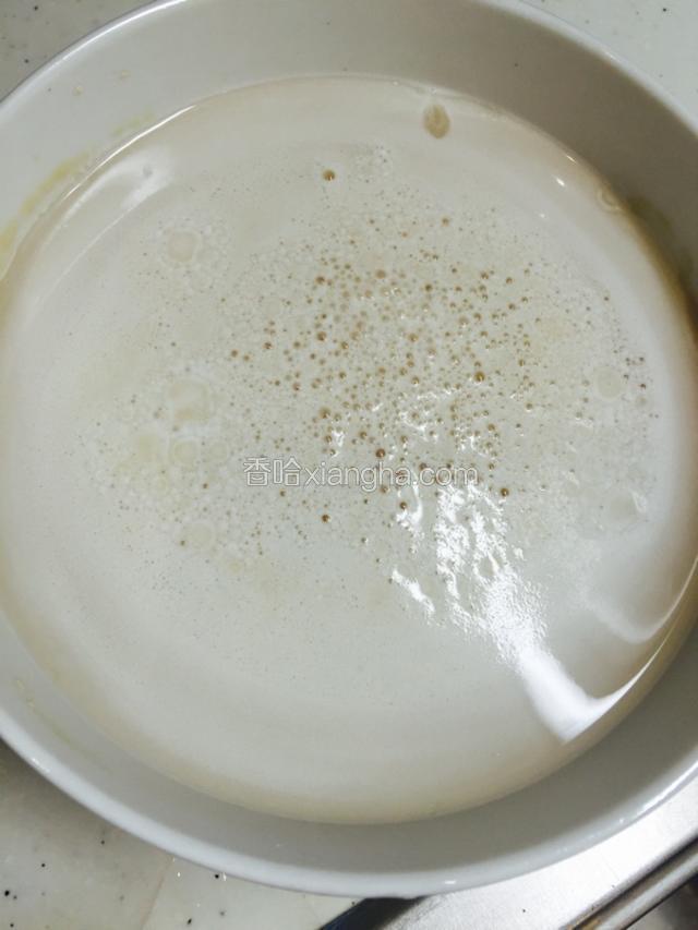 发孝粉放入温水中5分钟