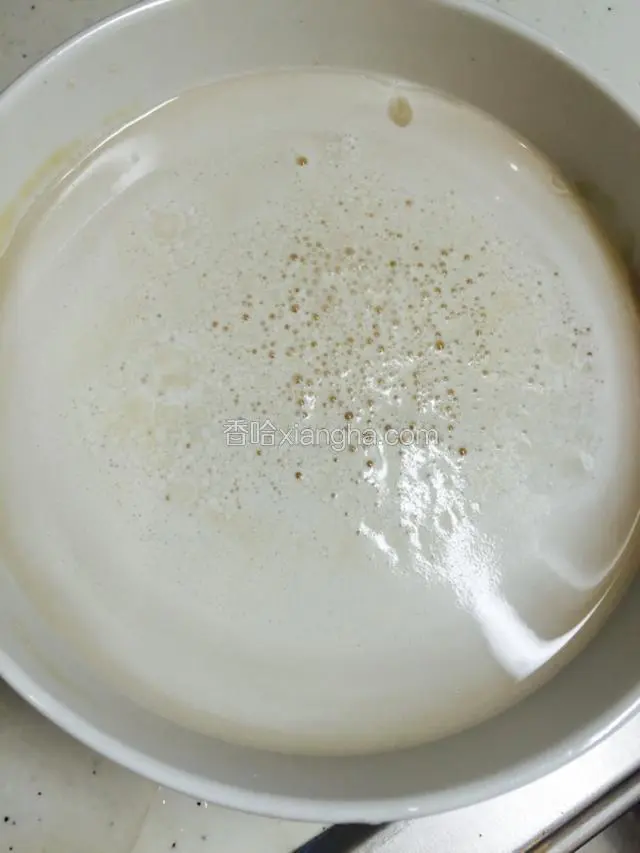 发孝粉放入温水中5分钟