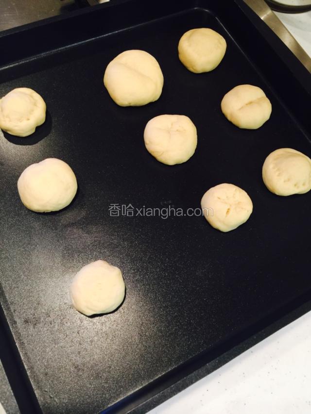 用手揉成小团，然后用刀划成自己喜欢的形状，还可以用小勺子帮忙！