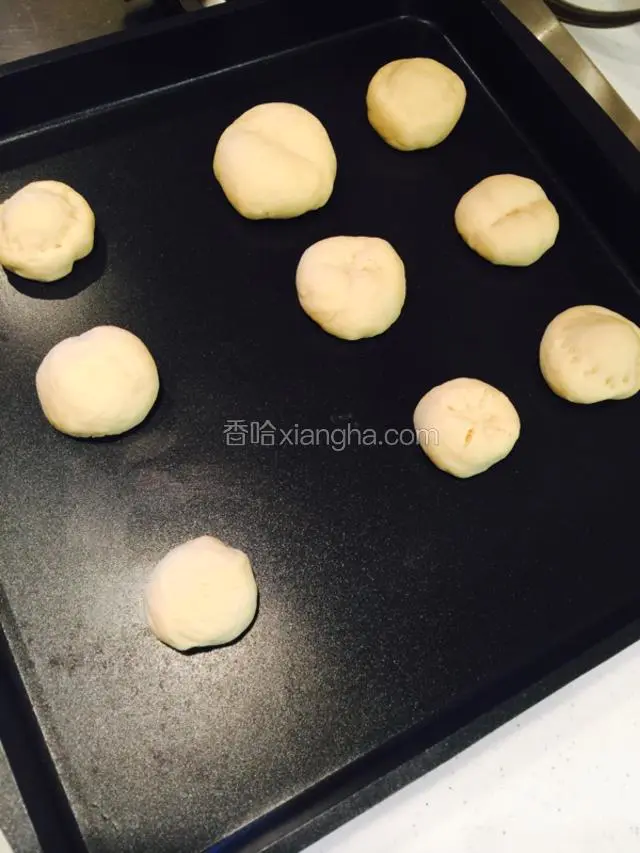 用手揉成小团，然后用刀划成自己喜欢的形状，还可以用小勺子帮忙！
