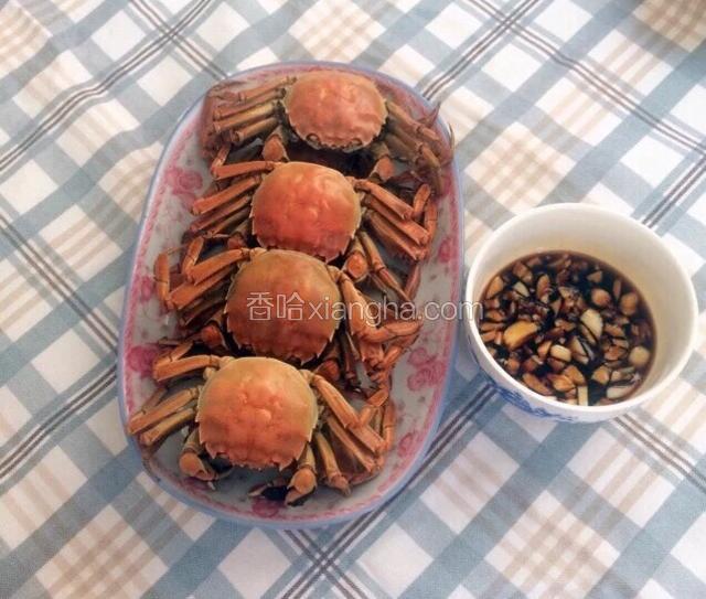 煮河蟹的过程中，干净的碗内加生姜、蒜蓉，调入白糖和醋，即成为姜醋蘸汁（蟹性寒，须加姜醋才可食用。）赶紧趁热食用吧。