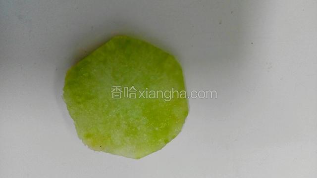 接下来是处理摆盘部分，把莴苣切小片