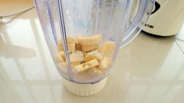 放进料理机内，倒入牛奶。