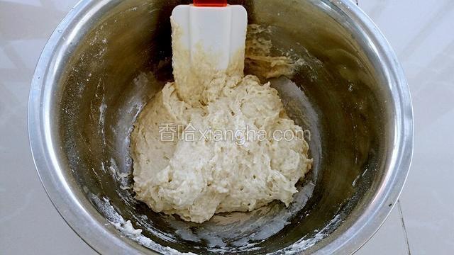 用刮刀拌匀备用。