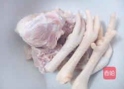 淮山红萝卜马蹄煲鸡脚猪骨汤的做法图解1