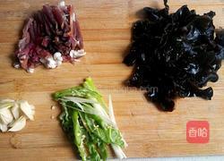 韭黄木耳炒鸡蛋的做法图解1