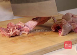 香菇炒鸡块的做法图解1