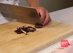 香菇炒鸡块的做法图解2