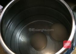 学生党电热水壶煮鸡蛋的做法图解1