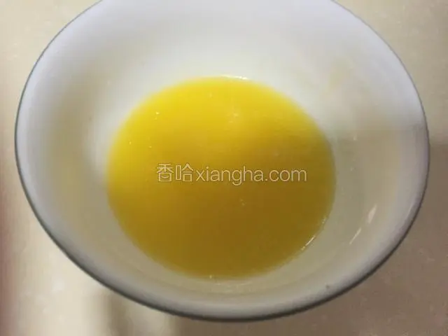 黄油放到容器里放入微波炉叮融化成液态。