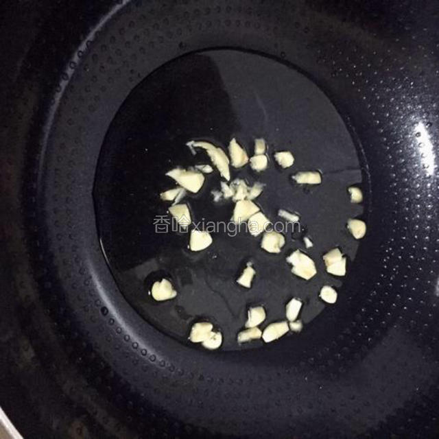 锅中放适量的油，烧开后倒入蒜头爆香