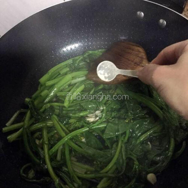 翻炒至断生后加入鸡粉