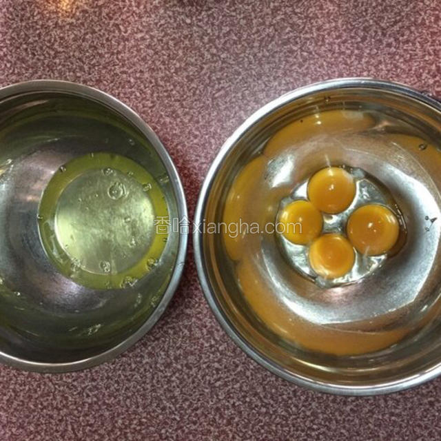 鸡蛋分离蛋白和蛋黄，分别放在两个无水无油的盆中