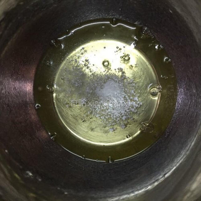 蛋白中加入塔塔粉，用电动打蛋器打至粗泡