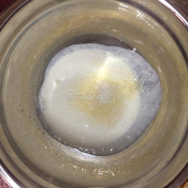 淡奶油加入20克白糖打发至硬性，