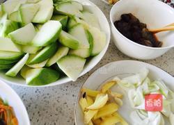 西葫芦虾肉的做法图解1