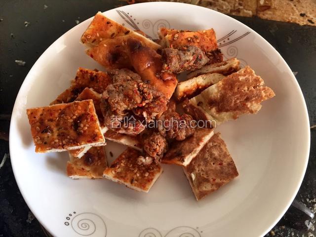 馕切成小块，放到盘子上备用。