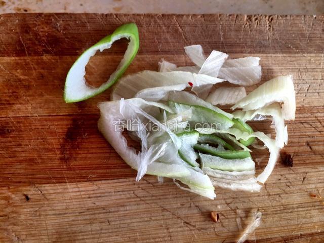 葱切点葱花，备用。