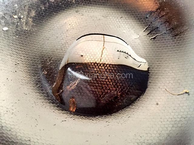 锅内添少许油，准备煎鸡蛋。