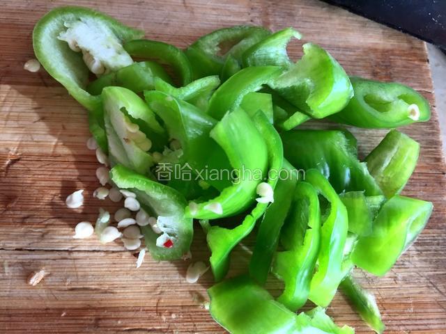 辣椒洗净，切碎备用。