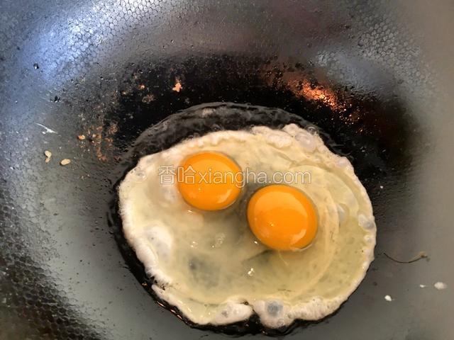 鸡蛋打入锅中，快成型时搅散。