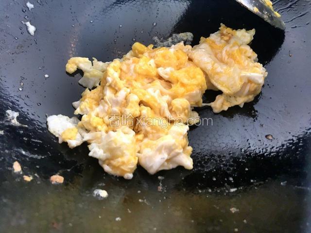 翻炒几下，不用太熟，即可出锅备用。