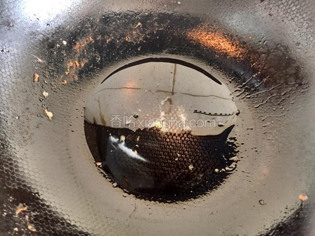 锅内添油，量比刚才多一些。