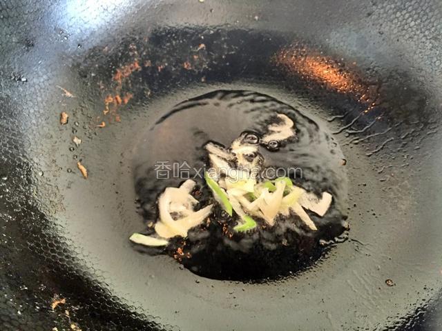 油热下葱花，爆锅翻炒。