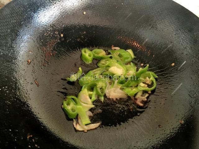 加入青椒，翻炒几下。